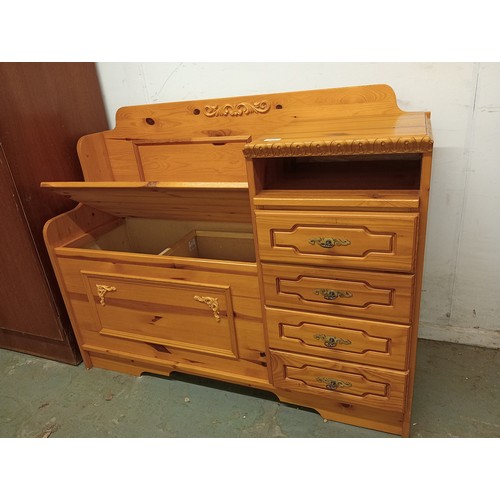 1047 - QUALITY PINE PIECE OF FURNITURE, WITH UNDER SEATING STORAGE AND 4 DRAWERS. BEAUTIFUL DETAILS AND BRA... 