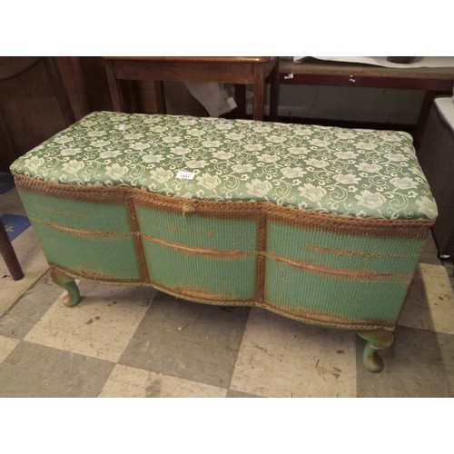 1451 - UNUSUAL LLOYD LOOM STYLE BOW FRONTED UPHOLSTERED BEDDING BOX ON LEGS
90 W X 50 H CM