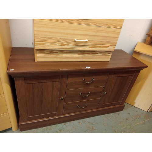 1473 - DARK WOODEN LOW SIDEBOARD/ TV UNIT WITH CUPBOARDS AND DRAWERS WITH METAL HANDLES.
128 W X 70 H X 44 ... 