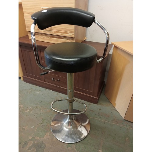 1478 - MODERN DESIGNER STYLE BLACK AND CROME ADJUSTABLE SWIVEL BAR STOOL