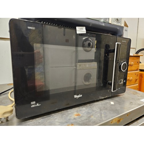 1486 - WHIRLPOOL BLACK MICROWAVE