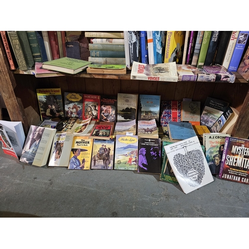 371 - A lovely collection of vintage paperback novels on a wide variety of genres and subjects. Perfect fo... 