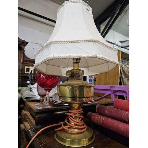 513 - LARGE BRASS OIL PARAFFIN LAMP CONVERTED TABLE LAMP LIGHT AND SHADE WORKING ORDER