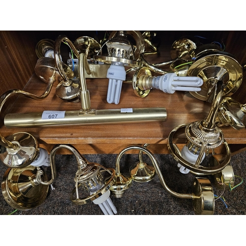 607 - LARGE COLLECTION OF QUALITY BRASS WALL LIGHTS.