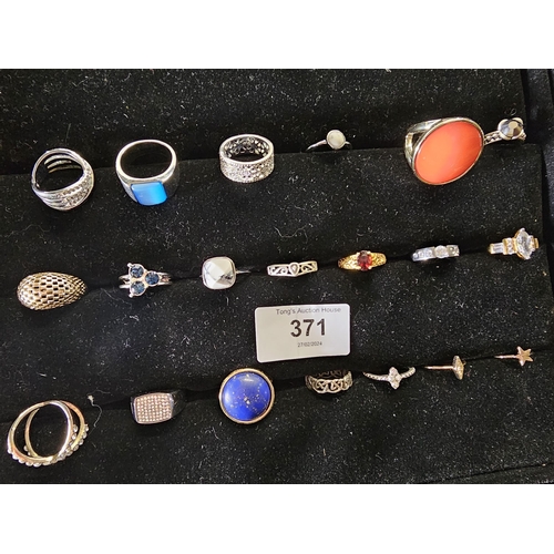 371 - A collection of 19 costume jewelery rings