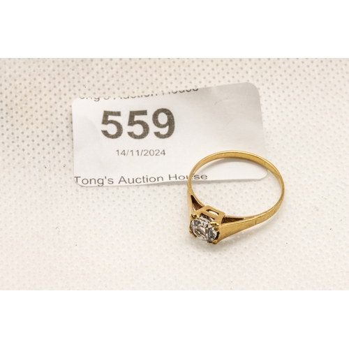 559 - Gorgeous 9ct yellow gold ring with large central clear gemstone