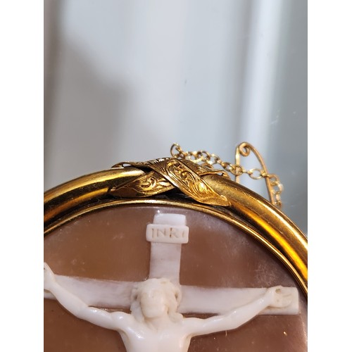 545 - Georgian yellow metal brooch with shell depicting the crucifixion excellent condition. Over 3