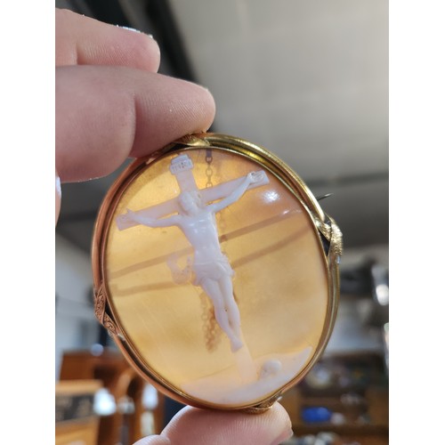 545 - Georgian yellow metal brooch with shell depicting the crucifixion excellent condition. Over 3