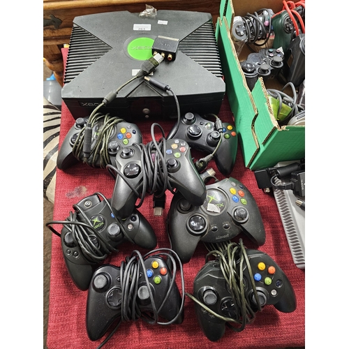 263 - XBOX plus large collection of XBOX controllers