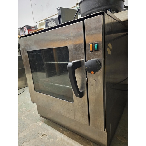 512C - LARGE LINCAT INDUSTRIAL SINGLE CATERING OVEN. SN 27016042 3000W.
60 X 65 CM