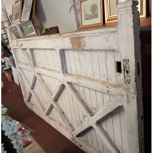 424A - |**LAST CHANCE** ANTIQUE HARDWOOD WITH IRON BRACKETS SINGLE DRIVEWAY SLATTED GATE. APPROX 295 X 170 ... 