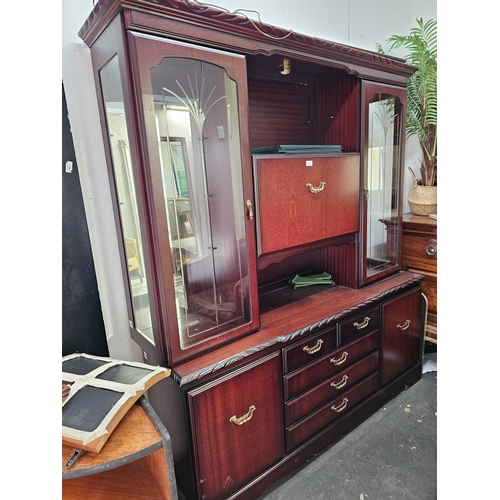 511 - Quality wooden mahogany display unit with central drinks cabinet, 2 glass door display cupboards and... 