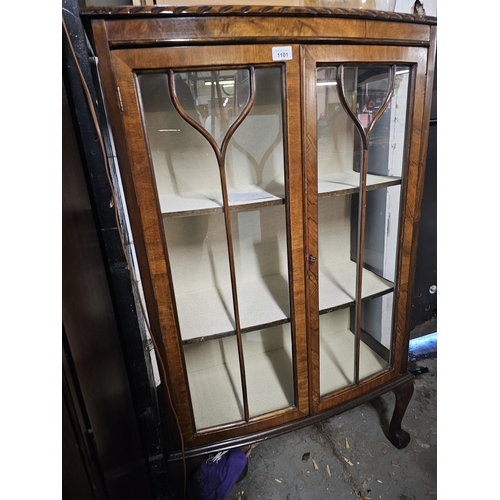 1101 - Elegant display unit with glass panel sides and doors