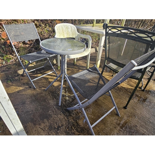 349 - SMALL ROUND TABLE AND 2 FOLDING CHAIRS