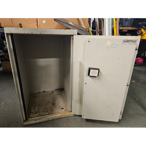 118 - SMP CABINET SAFE W 17