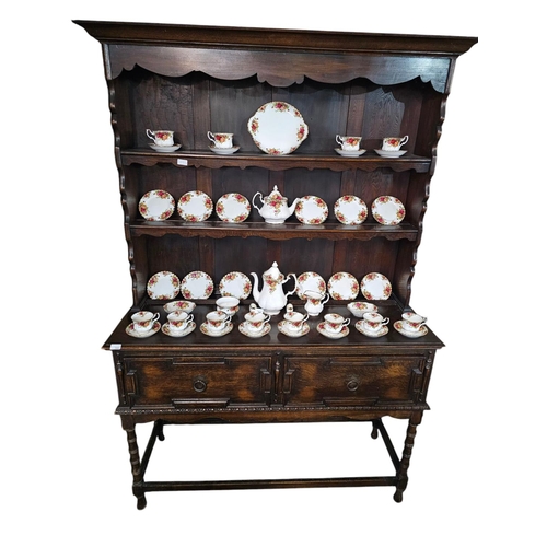 700 - Oak Victorian dresser on four legs with stretches two deep front drawers with carved panel shelves 1... 