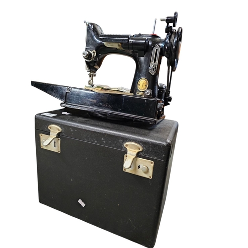 752 - Vintage Featherweight 1950s singer sewing machine. Complete in case, excellent condition