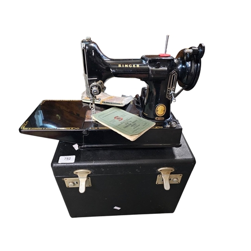 752 - Vintage Featherweight 1950s singer sewing machine. Complete in case, excellent condition