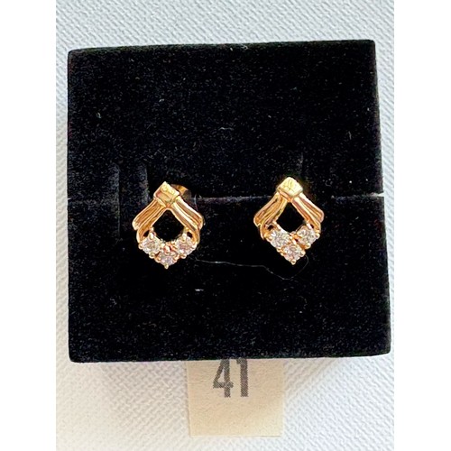 585 - Beautiful 9ct yellow gold with cubic zirconia cluster earrings