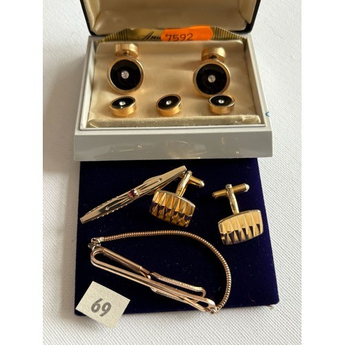 613 - Gorgeous vintage round onyx and gemstone cufflinks and shirt stud set, also 2 tie clips and cufflink... 