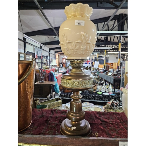 19 - Victorian oil lamp brass with glass shade