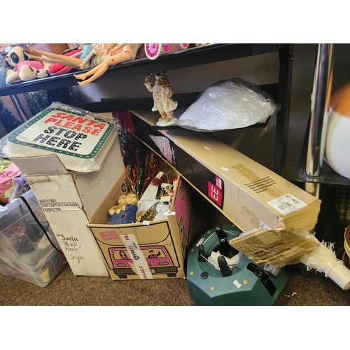 861 - HUGE JOB LOT OF CHRISTMAS ITEMS INCLUDING SANTA STOP HERE SIGN, CHRISTMAS TREE STAND, DECORATIONS AN... 
