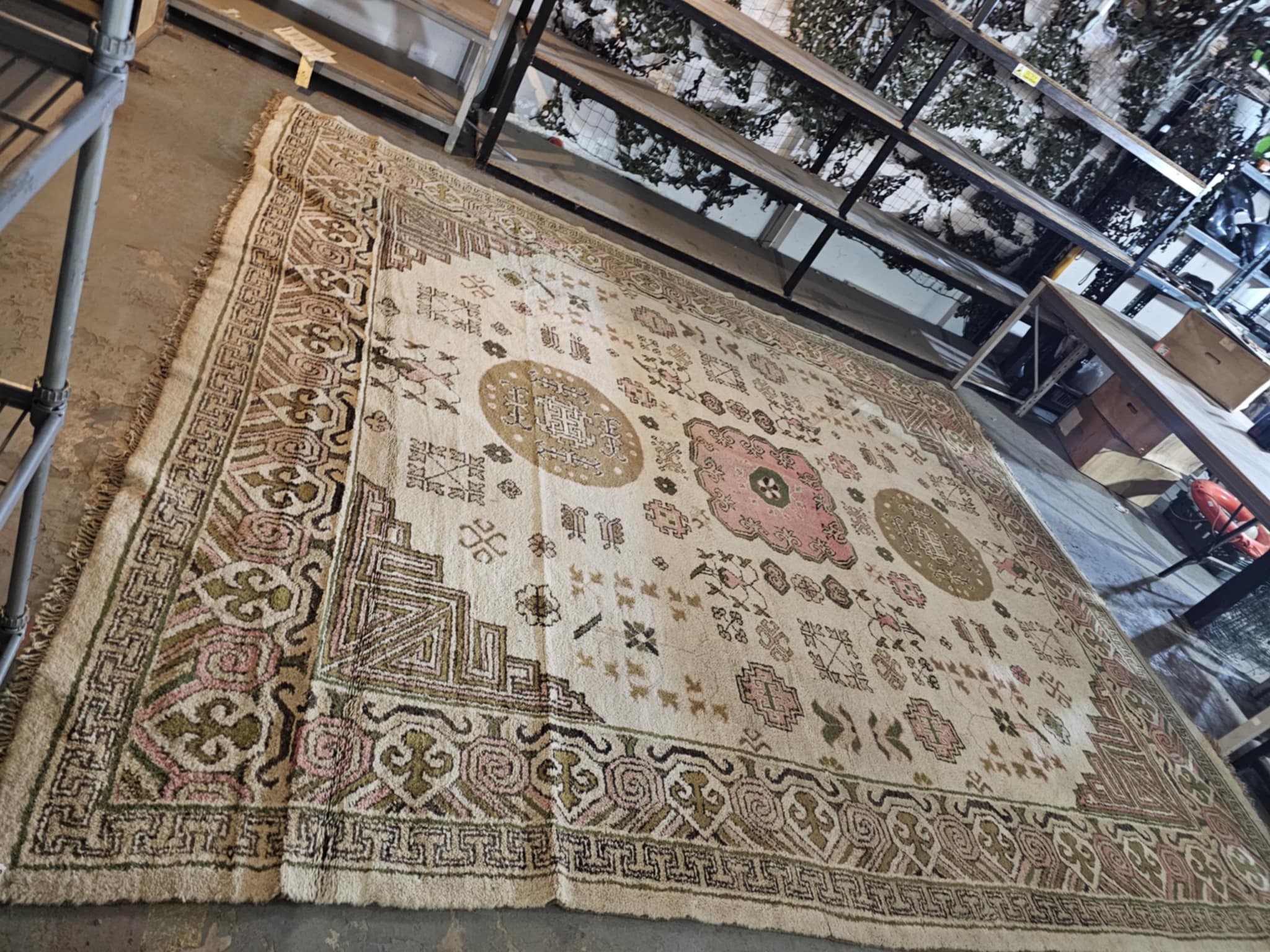 *m Large patterned rug in neutral colours with fringed edge