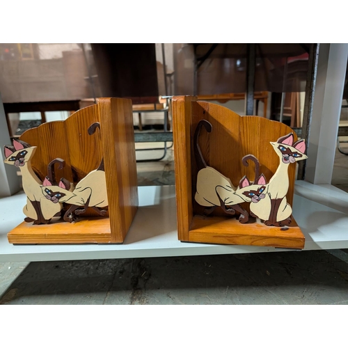 119 - Vintage wooden Siamese cat bookends Disnet themed