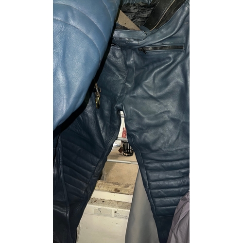 67 - Men’s motorbike leathers jacket and trousers in great condition size 52