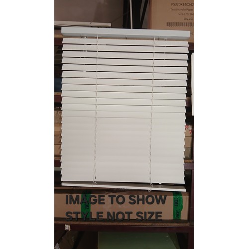 407 - NEW IN BOX,  WHITE WOODEN ADJUSTABLE SLATTED BLIND 
APPROX MEASUREMENTS 165 CM W X EXTENDS TO 260 CM... 