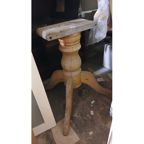 Heavy oak pedestal antique table base, just needs a top
