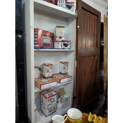 456L - Tall white three shelved storage unit