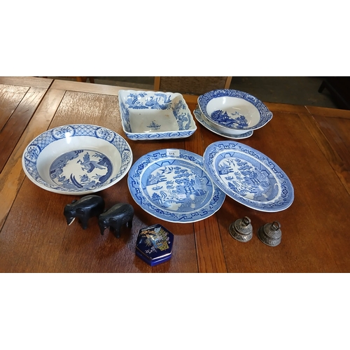 515 - collection of vintage Blue Willow china, a classic tableware pattern featuring a transfer-printed de... 