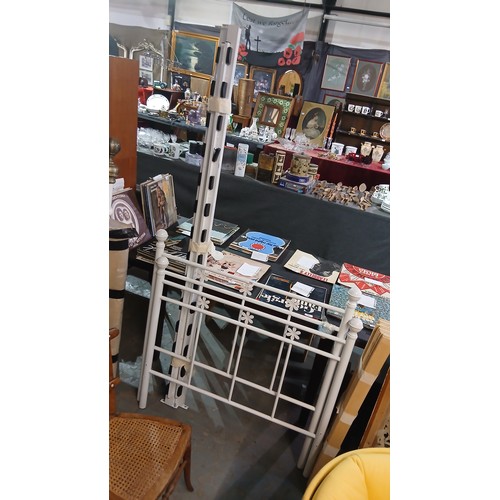 528P - Single white daisy metal bed , complete