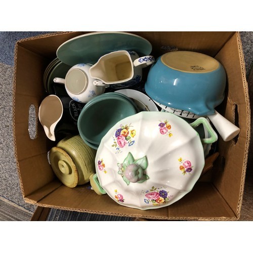 136 - Boxed selection of soup tureens, saucers and jugs