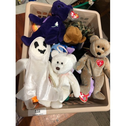 139 - Assorted collection of 12 TY beanie babies