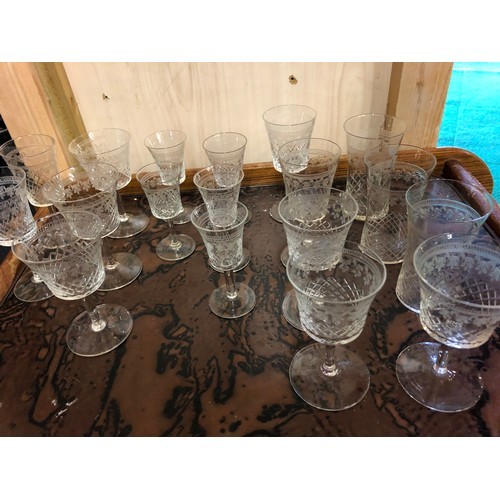 190 - Collection of 18 various Lady Hamilton pattern PallMall glasses [wine, sherry and waisted]