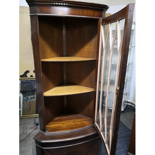 710 - Lockable corner display unit with glass front, 2 shelves and cupboard to base. Comes with key