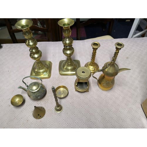 748 - Selection of brassware