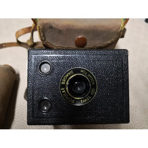 749 - Selection of cameras including a bakerlite 1920's Rajar No. 6 Camera, Kodak box brownie in original ... 