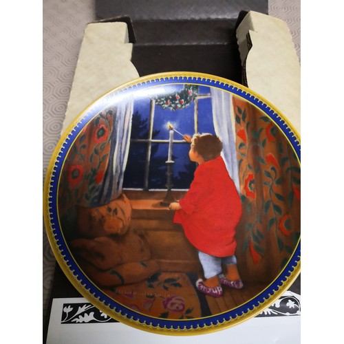 791 - 1986 Edwin Knowles Christmas Collector Plate in original packaging