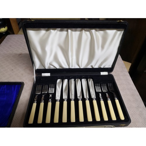 820 - Selection of boxed knives and forks and box of loose cutlery