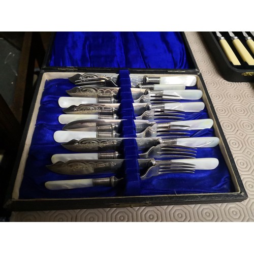 820 - Selection of boxed knives and forks and box of loose cutlery