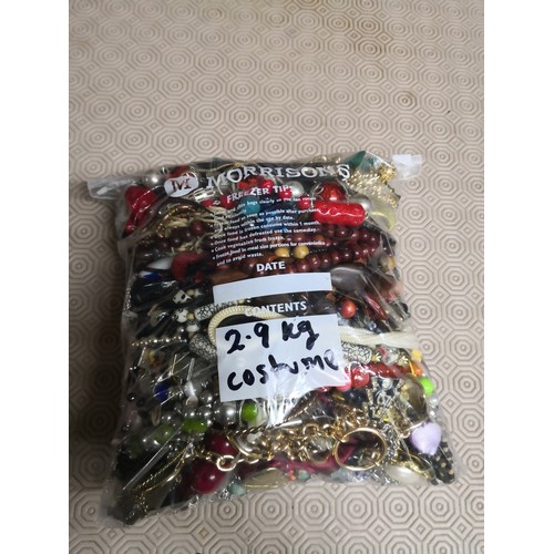 821 - Assorted costume jewellery weighing 2.9 kg