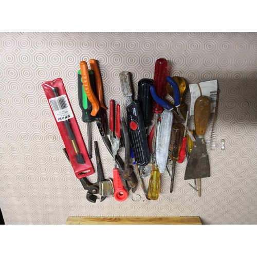 826 - Selection of tools including pliers, screwdrivers, stanley knife, glass cutters, tape measure in woo... 