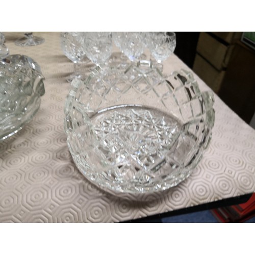 840 - Selection of glassware including decanter, bowls, vases and glasses