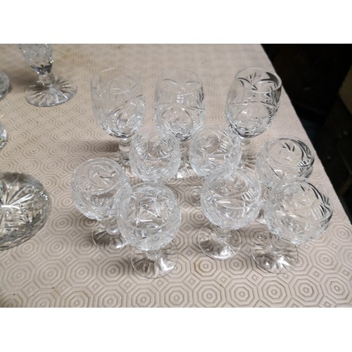 840 - Selection of glassware including decanter, bowls, vases and glasses