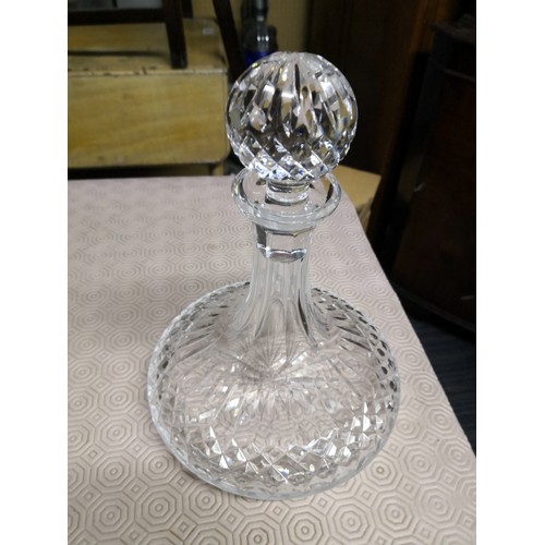 840 - Selection of glassware including decanter, bowls, vases and glasses