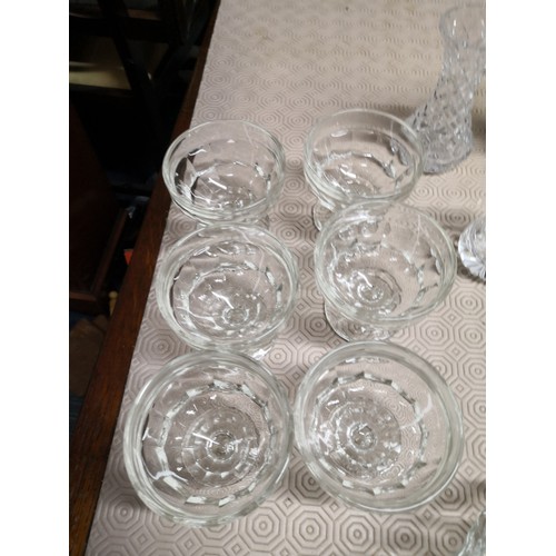 840 - Selection of glassware including decanter, bowls, vases and glasses