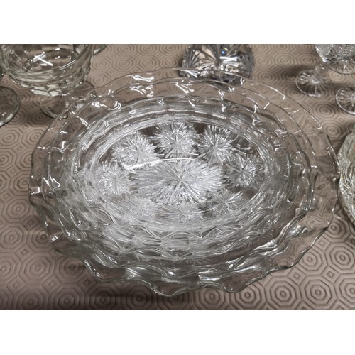 840 - Selection of glassware including decanter, bowls, vases and glasses